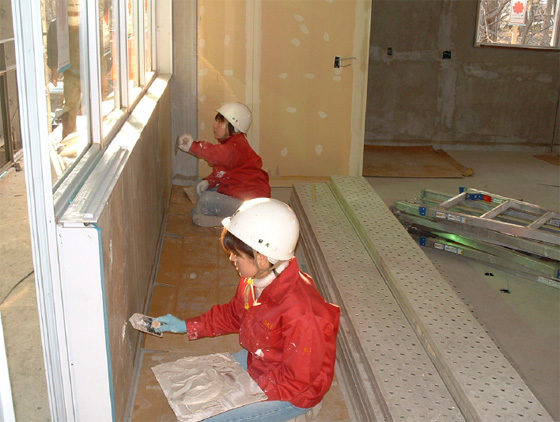 ＣＮＥＳ施工過程で学生参加による珪藻土壁塗りＷＳ