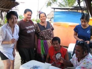 2010年7月ミクロネシア・ポナペ島にて真珠の養殖を始める島の人々と